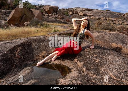 Un magnifico modello di brunette si pone all'aperto mentre si gode il tempo autunnale Foto Stock