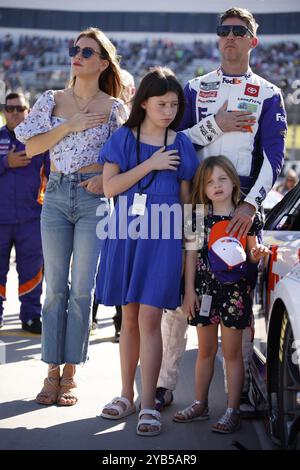 Il pilota della NASCAR Cup Series, Denny Hamlin (11), gareggia per la Xfinity 500 al Martinsville Speedway di Ridgeway, Virginia Foto Stock