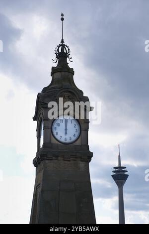 Foto simbolica sull'argomento dell'ora, l'orologio mostra le ore 12, Renania settentrionale-Vestfalia, Germania, Europa Foto Stock