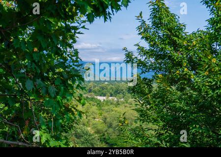 Paesaggi mozzafiato dalle grandi montagne caucasiche. Oguz, Azerbaigian. Estate, 2024. Foto Stock