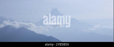 Profilo della famosa montagna di coda di pesce Machapuchare la mattina presto Foto Stock