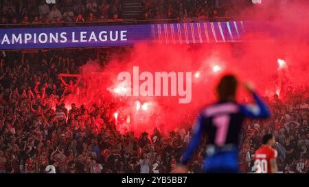 Lisbona, Portogallo. 2 ottobre 2024. I tifosi del Benfica si sono divertiti durante la partita di UEFA Champions League tra il Benfica e l'Atletico de Madrid all'Estadio do Sport Lisboa e Benfica. Punteggio finale; Benfica 4:0 Atletico de Madrid. Credito: SOPA Images Limited/Alamy Live News Foto Stock