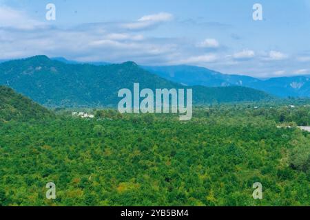 Paesaggi mozzafiato dalle grandi montagne caucasiche. Oguz, Azerbaigian. Estate, 2024. Foto Stock