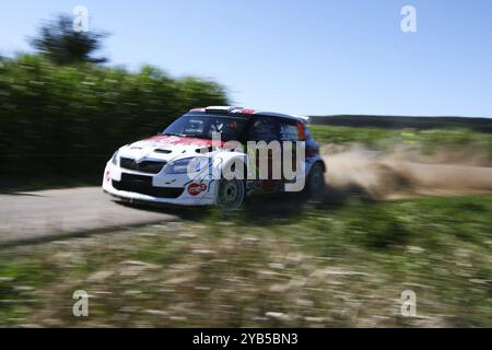 Treviri, Germania, 20 agosto 2011, Karl Kruuda e il suo codriver Martin Jaerveoja nella loro Skoda Fabia S2000 scivolano intorno ad una curva dopo aver tagliato alla S. Foto Stock