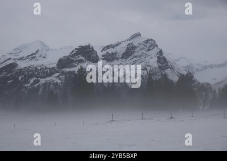 Monte Schluchhore in una nebbiosa mattina d'inverno Foto Stock