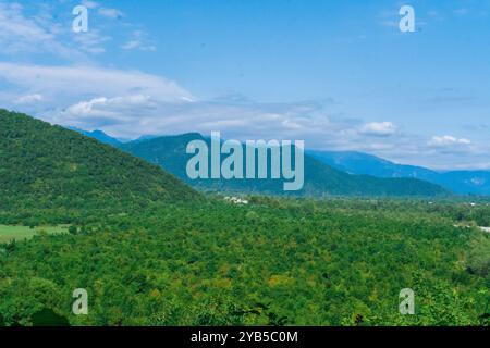 Paesaggi mozzafiato dalle grandi montagne caucasiche. Oguz, Azerbaigian. Estate, 2024. Foto Stock