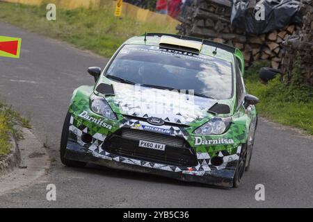 Yuriy Protasov e Pavlo Cherepin gareggiano nella loro Ford Fiesta RS WRC durante il primo giorno del rally ADAC Deutschland il 22 agosto 2014 a Treviri, in Germania Foto Stock