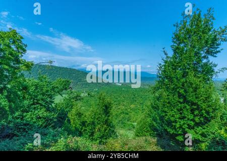 Paesaggi mozzafiato dalle grandi montagne caucasiche. Oguz, Azerbaigian. Estate, 2024. Foto Stock