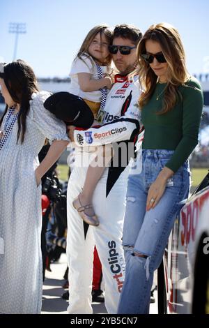 Denny Hamlin, pilota della NASCAR Cup Series, si prepara per il Cook Out 400 a Martinsville, Virginia, USA, Nord America Foto Stock