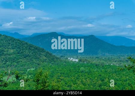 Paesaggi mozzafiato dalle grandi montagne caucasiche. Oguz, Azerbaigian. Estate, 2024. Foto Stock