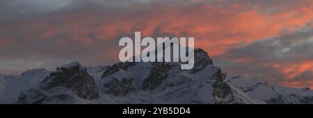 Nuvole luminose sulle montagne innevate in Svizzera Foto Stock