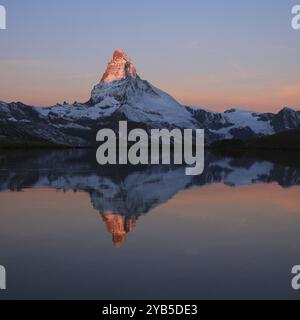 Vetta illuminata dal sole del Monte Cervino, Svizzera, Europa Foto Stock