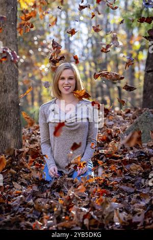 Un bellissimo modello biondo gode del tempo autunnale all'aperto Foto Stock