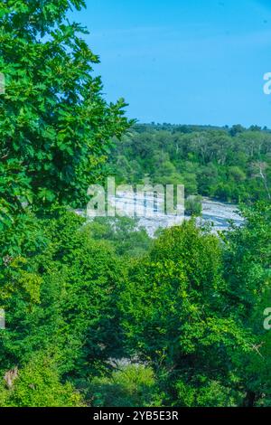 Paesaggi mozzafiato dalle grandi montagne caucasiche. Oguz, Azerbaigian. Estate, 2024. Foto Stock