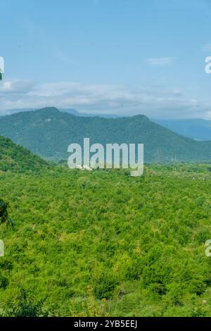 Paesaggi mozzafiato dalle grandi montagne caucasiche. Oguz, Azerbaigian. Estate, 2024. Foto Stock