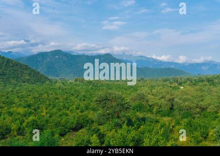 Paesaggi mozzafiato dalle grandi montagne caucasiche. Oguz, Azerbaigian. Estate, 2024. Foto Stock