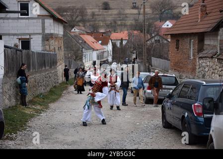 RIMETEA, ROMANIA - 2 MARZO 2024: Persone vestite in tradizionale costume ungherese che celebrano il carnevale alla fine dell'inverno Foto Stock