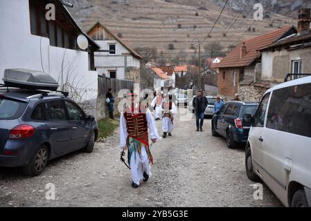 RIMETEA, ROMANIA - 2 MARZO 2024: Persone vestite in tradizionale costume ungherese che celebrano il carnevale alla fine dell'inverno Foto Stock