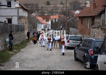 RIMETEA, ROMANIA - 2 MARZO 2024: Persone vestite in tradizionale costume ungherese che celebrano il carnevale alla fine dell'inverno Foto Stock