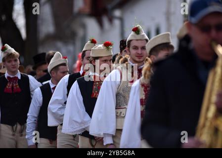 RIMETEA, ROMANIA - 2 MARZO 2024: Persone vestite in tradizionale costume ungherese che celebrano il carnevale alla fine dell'inverno Foto Stock