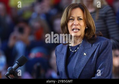 Washington Crossing, Stati Uniti. 16 ottobre 2024. La vicepresidente Kamala Harris, candidata al Partito Democratico per il Presidente degli Stati Uniti, appare ad un evento della campagna al Washington Crossing Historic Park il 16 ottobre 2024; a Philadelphia, Pennsylvania. Foto di Saquan Stimpson/CNP/ABACAPRESS. COM credito: Abaca Press/Alamy Live News Foto Stock