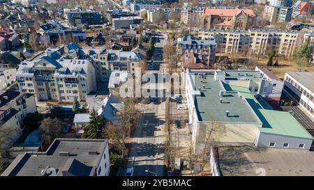 Vista aerea di un quartiere cittadino con edifici residenziali e commerciali, strade alberate e un mix di architettura moderna e antica. Foto Stock