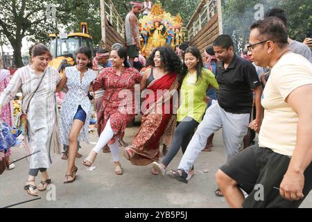 Fine delle celebrazioni del Durga Puja Festival le donne si esibiscono con Dhunachi durante la processione di immersione dell'idolo della dea Durga che segna l'ultimo giorno delle celebrazioni del Durga Puja Festival. Il 13 ottobre 2024 a Kolkata, India. Kolkata Bengala Occidentale India Copyright: XDipaxChakrabortyx Foto Stock