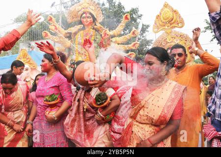 Fine delle celebrazioni del Durga Puja Festival le donne si esibiscono con Dhunachi durante la processione di immersione dell'idolo della dea Durga che segna l'ultimo giorno delle celebrazioni del Durga Puja Festival. Il 13 ottobre 2024 a Kolkata, India. Kolkata Bengala Occidentale India Copyright: XDipaxChakrabortyx Foto Stock