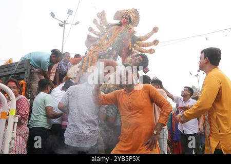 Fine delle celebrazioni del Durga Puja Festival i devoti si preparano ad immergere un idolo della dea indù Durga durante la cerimonia di immersione di Durga Puja che segna l'ultimo giorno delle celebrazioni del Durga Puja Festival. Il 13 ottobre 2024 a Kolkata, India. Kolkata Bengala Occidentale India Copyright: XDipaxChakrabortyx Foto Stock