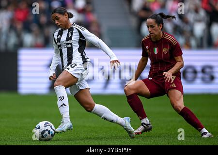 Torino, Italia. 13 ottobre 2024. Allianz Stadium, 13.10.24: Estelle Cascarino (20 Juventus FC) e Evelyne Viens (7 COME Roma) durante la partita femminile di serie A tra Juventus FC e AS Romai all'Allianz Stadium di Torino (Cristiano Mazzi/SPP) crediti: SPP Sport Press Photo. /Alamy Live News Foto Stock