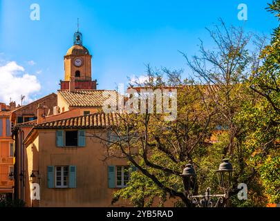 Campanile della chiesa di nostra Signora dell'assunzione di Saint Tropez, nel Var, in Provenza Alpi Côte Azzurra, Francia Foto Stock