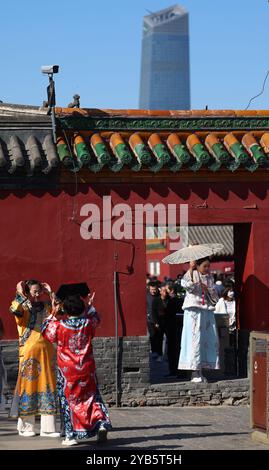 Shenyang, Cina. 16 ottobre 2024. I turisti vestiti con antichi costumi scattano foto al Museo del Palazzo di Shenyang, Shenyang, provincia cinese di Liaoning, 16 ottobre 2024. Credito: Sheng Jiapeng/China News Service/Alamy Live News Foto Stock