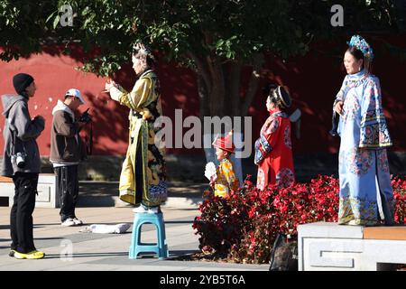 Shenyang, Cina. 16 ottobre 2024. I turisti vestiti con antichi costumi scattano foto al Museo del Palazzo di Shenyang, Shenyang, provincia cinese di Liaoning, 16 ottobre 2024. Credito: Sheng Jiapeng/China News Service/Alamy Live News Foto Stock