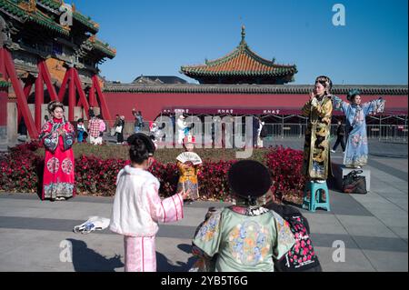 Shenyang, Cina. 16 ottobre 2024. I turisti vestiti con antichi costumi scattano foto al Museo del Palazzo di Shenyang, Shenyang, provincia cinese di Liaoning, 16 ottobre 2024. Credito: Sheng Jiapeng/China News Service/Alamy Live News Foto Stock