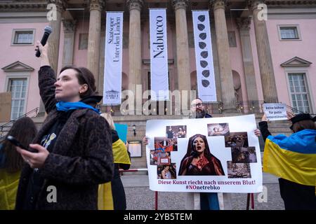 Die ukrainische Organisation Vitsche protestiert mit einer Demonstration unter dem motto keine Bühne für Putin-Unterstützer gegen den Auftritt der russischen Opernsängerin Anna Netrebko in Verdis Nabucco in der Deutschen Staatsoper Berlin. / L'organizzazione Ucraina Vitsche sta protestando contro l'esibizione della cantante russa Anna Netrebko alla Deutsche Staatsoper Berlin. Snapshot-Photography/K.M.Krause *** l'organizzazione Ucraina Vitsche sta protestando contro l'esibizione della cantante d'opera russa Anna Netrebko a Verdis Nabucco presso la Deutsche Staatsoper Berlin con una dimostrazione Foto Stock