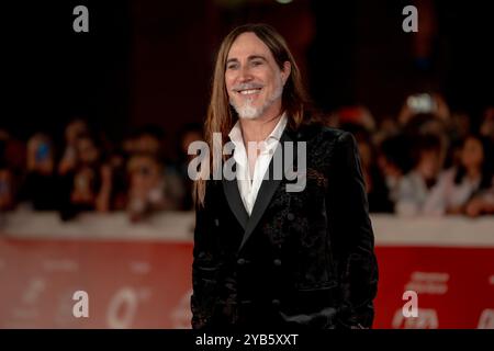 Roma, Italia. 16 ottobre 2024. Manuel Agnelli partecipa al Red carpet "Berlinguer - la grande ambizione" durante il 18° Festival del Cinema di Roma all'Auditorium Parco della musica di Roma, il 16 ottobre 2024. (Foto di Luca Carlino/NurPhoto) credito: NurPhoto SRL/Alamy Live News Foto Stock