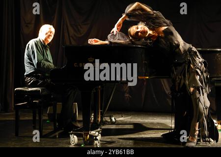 Nachtblau Meret Becker, Dietmar Loeffler, Barbara, Chanson für eine Abwesende, AM 16.10.2024 a Berlino, tipi am Kanzleramt, Deutschland *** Nachtblau Meret Becker, Dietmar Loeffler, Barbara, Chanson für eine Abwesende, il 16 10 2024 a Berlino, tipi am Kanzleramt, Germania Foto Stock