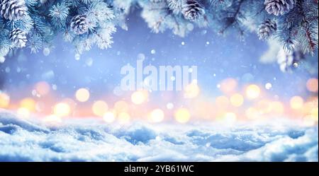 Neve con bokeh di luci di Natale e rami di Fir in Snowy Night - Snowdrift e nevicata Foto Stock