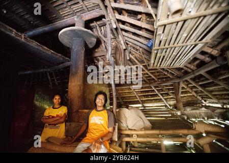 Ritratto di Umbu Tiu, un villager, insieme a sua moglie all'interno della loro casa tradizionale nel villaggio tradizionale di Praijing a Tebara, Waikabubak, West Sumba, East Nusa Tenggara, Indonesia. Foto Stock