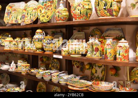 San Gimignano, Italia, 17 settembre 2024. L'interno di un negozio di ceramiche a Tscany, Italia. Foto di alta qualità Foto Stock