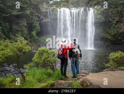 Coppia che si gode la vista delle Rainbow Falls sul fiume Kerikeri. Northland. Nuova Zelanda. Foto Stock