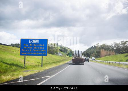 A nord di Auckland, nuova Zelanda - 10 ottobre 2024: Cartello stradale a pedaggio presso la Northern Gateway Toll Road a nord di Auckland. Foto Stock