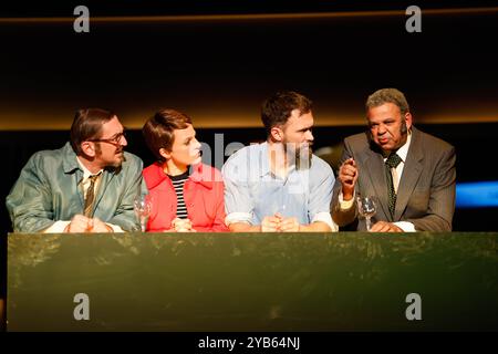 Linkerhand Roman von Franziska Linkerhand, Regie Sebastian Baumgarten, Holger Kuhla, Katja Riemann, Till Wonka, Aleksandar Radenkovic, Falilou Seck, AM 16.10.2024 in Berlin, Maxim Gorki Theater, Deutschland *** Linkerhand romanzo di Franziska Linkerhand, diretto da Sebastian Baumgarten, Holger Kuhla, Katja Riemann, Till Wonka, Aleksandar Radenkovic, Falilou Seck, il 16 10 2024 a Berlino, Maxim Gorki Theater, Germania Foto Stock