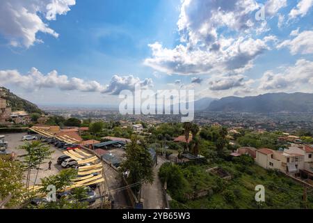 MONREALE, ITALIA, 16 GIUGNO 2023 - Vista aerea di Monreale e Palermo sullo sfondo in Sicilia, Italia Foto Stock