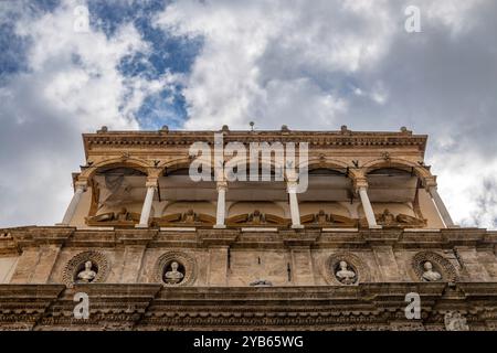 PALERMO, ITALIA, 15 GIUGNO 2023 - Vista della porta nuova nel centro storico di Palermo Foto Stock