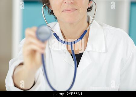 una donna medica con stetoscopio Foto Stock