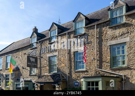 The Bull Hotel and Public House, villaggio di Fairford, Cotswolds Gloucestershire, Inghilterra, Regno Unito Foto Stock