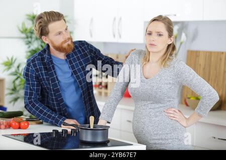 giovane marito che si prende cura della moglie incinta Foto Stock