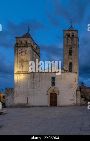 L'antica chiesa parrocchiale di San Vito Martire al crepuscolo, San Vito, Sardegna, Italia Foto Stock