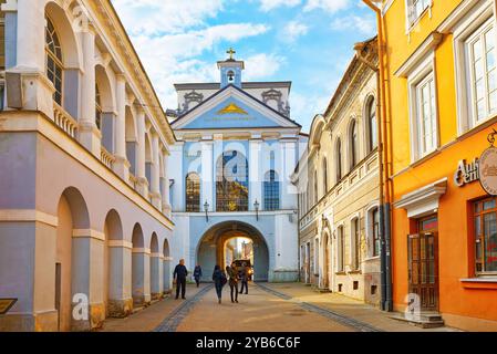 Via Ausros gate (dell'alba) con la basilica della Madonna Ostrobramska a Vilnius, in Lituania. Foto Stock